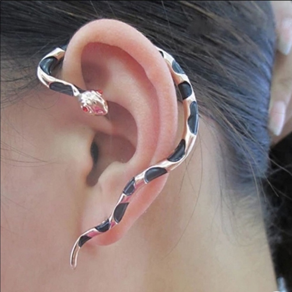 🔥🔥Black and Gold Ear Cuff
